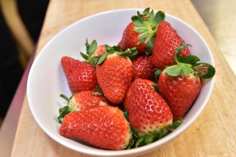 Zadar – Na prezentaciji u Impact centru Kuhar Renato Kraljev pripremao je zajedno s ucenicima tri slana i tri slatka jela s jagodama. Projektom se zeli povecati interes za uzgoj i konzumaciju jagoda u Zadarskoj zupaniji. Photo: Dino Stanin/PIXSELL Autor