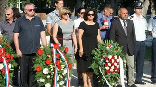 Zadar – Povodom obiljezavanja Dana pobjede i domovinske zahvalnosti i Dana hrvatskih branitelja kod sredisnjeg kriza na Gradskom groblju polozeni su vijenci i zapaljene svijece u sjecanje na sve poginule u Domovinskom ratu. Photo: Dino Stanin/PIXSELL