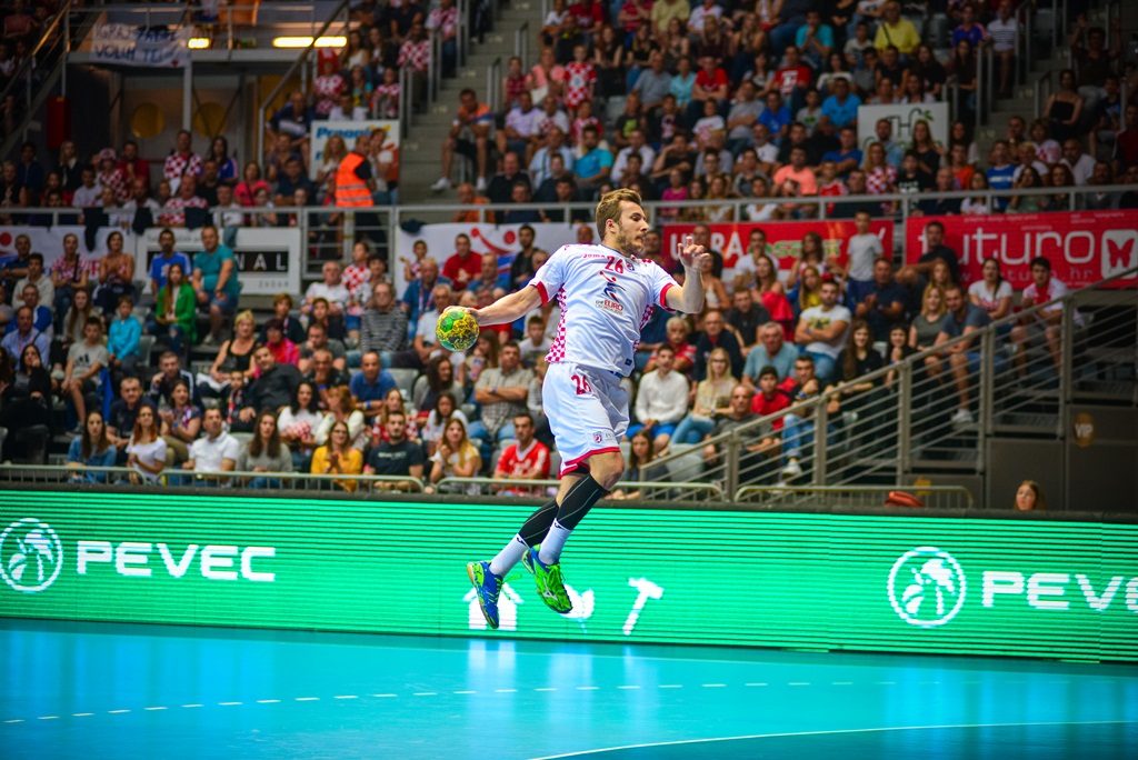 U doista sjajnoj atmosferi koju je stvorilo oko 5000 navijača iz cijele Hrvatske, naši su rukometni reprezentativci remizirali sa Švedskom i to s rezultatom 25-25. Bila je to ‘kaubojima’ pretposljednja pripremna utakmica uoči Olimpijskih igara