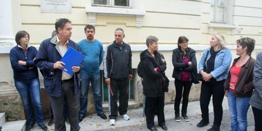 Zadar – Isped Doma sindikata radnici nekadasnjeg SAS Vektor-a odrzali su prosvjed. Photo: Dino Stanin/PIXSELL