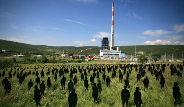 Zelena akcija i Greenpeace postavili 680 silueta ljudi ispred TE Plomin, foto: Media servis