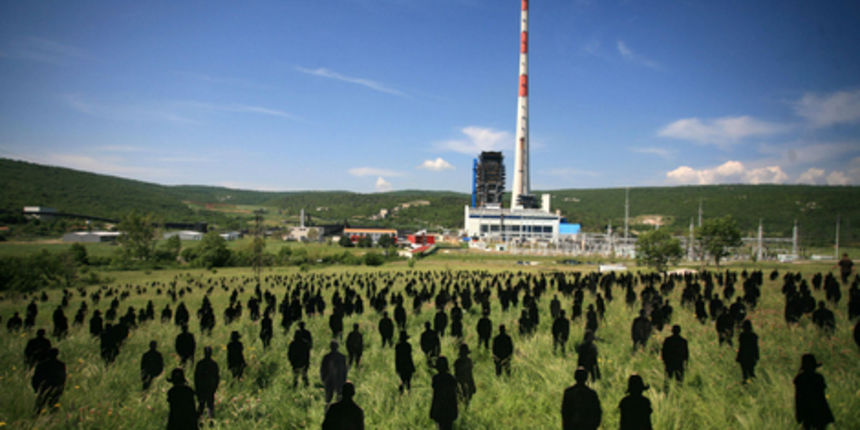 Zelena akcija i Greenpeace postavili 680 silueta ljudi ispred TE Plomin, foto: Media servis