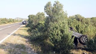 Prosika: Pri slijetanju automobila s kolnika jedna je osoba poginula Prosika: Pri slijetanju automobila s kolnika jedna je osoba poginula