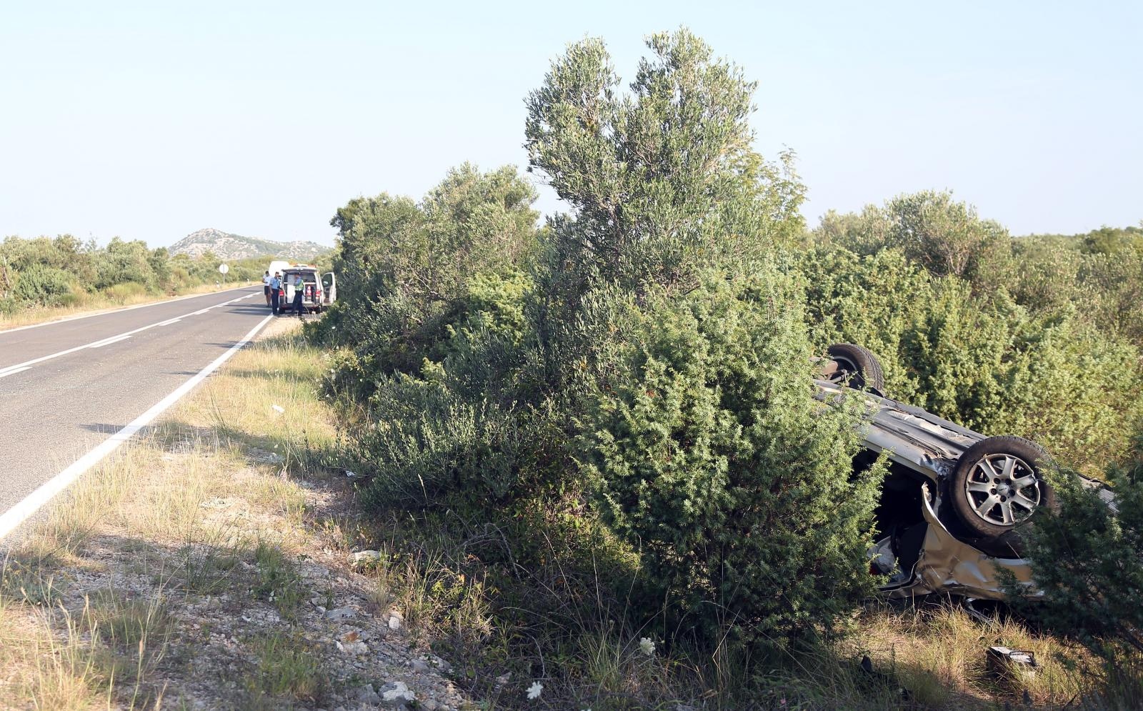 Prosika: Pri slijetanju automobila s kolnika jedna je osoba poginula Prosika: Pri slijetanju automobila s kolnika jedna je osoba poginula