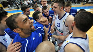 Zadar, 260513.
Dvorana Kresimira Cosica. 
3. polufinalna utakmica prvenstva Hrvatske izmedju KK Zadar i KK Cedevita.
Na fotografiji: slavlje Zadrana.
Foto: Luka Gerlanc / CROPIX