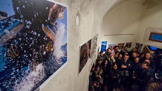 Galerija Kapetanova kula: Svečano otvorenje izložbe “Rastočeno vrime” Stipe Suraća. Foto: Mladen Radolović Mrlja Galerija Kapetanova kula: Svečano otvorenje izložbe “Rastočeno vrime” Stipe Suraća. Foto: Mladen Radolović Mrlja