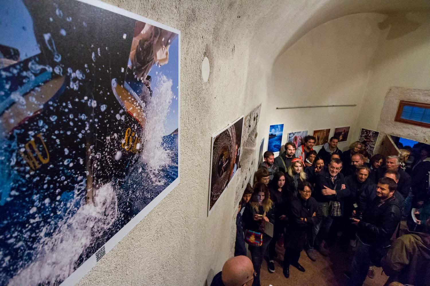 Galerija Kapetanova kula: Svečano otvorenje izložbe “Rastočeno vrime” Stipe Suraća. Foto: Mladen Radolović Mrlja Galerija Kapetanova kula: Svečano otvorenje izložbe “Rastočeno vrime” Stipe Suraća. Foto: Mladen Radolović Mrlja