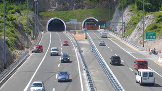 Zadar, 300509.
Danas je na odmoristu Marune odrzana svecanost otvaranja tunela Mala Kapela i Sv.Rok. Svecanosti su prisustvovali : Stipe Zrilic, Mario Lovricevic, Jurica Prskalo, Bozidar Kalmeta, Darko Milinovic, Zdravko Livakovic, Zvonimir Vrancic.
Foto: