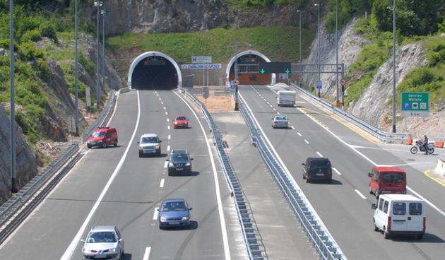 Zadar, 300509.
Danas je na odmoristu Marune odrzana svecanost otvaranja tunela Mala Kapela i Sv.Rok. Svecanosti su prisustvovali : Stipe Zrilic, Mario Lovricevic, Jurica Prskalo, Bozidar Kalmeta, Darko Milinovic, Zdravko Livakovic, Zvonimir Vrancic.
Foto: