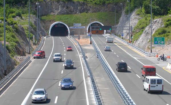 Zadar, 300509.
Danas je na odmoristu Marune odrzana svecanost otvaranja tunela Mala Kapela i Sv.Rok. Svecanosti su prisustvovali : Stipe Zrilic, Mario Lovricevic, Jurica Prskalo, Bozidar Kalmeta, Darko Milinovic, Zdravko Livakovic, Zvonimir Vrancic.
Foto: