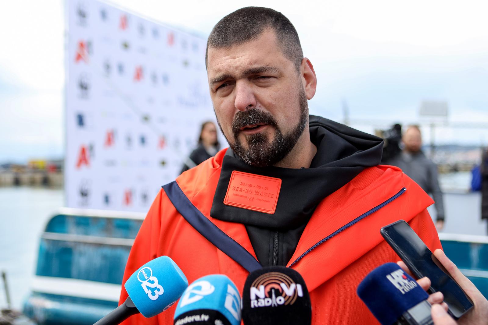 Ekološka manifestacija “Uz more, za more: zelena misija za održivu budućnost Hrvatske” održala se danas na plivarici Škoda koja je jutros u 11 sati isplovila iz zadarske luke Gaženica prema Ugljanu gdje će se provela akcija izvlačenja odbačenih ribarskih Ekološka manifestacija “Uz more, za more: zelena misija za održivu budućnost Hrvatske” održala se danas na plivarici Škoda koja je jutros u 11 sati isplovila iz zadarske luke Gaženica prema Ugljanu gdje će se provela akcija izvlačenja odbačenih ribarskih