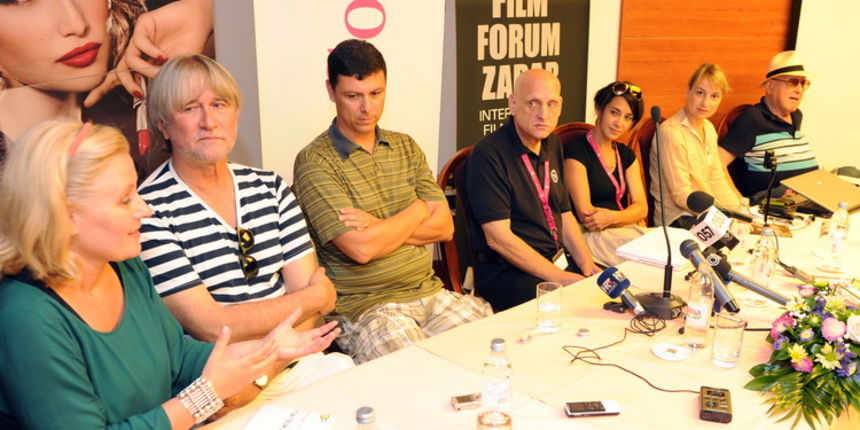 Zadar, 240811
U hotelu Kolovare odrzana je prva konferencija za novinare ovogodisnjeg festivala “Film Forum Zadar” na kojoj su se predstavili clanovi zirija glavnog programa.
Ziri sacinjavaju: Jim Stark – Producent (SAD), Anamaria Marinca – Glumica (Rumun Zadar, 240811
U hotelu Kolovare odrzana je prva konferencija za novinare ovogodisnjeg festivala “Film Forum Zadar” na kojoj su se predstavili clanovi zirija glavnog programa.
Ziri sacinjavaju: Jim Stark – Producent (SAD), Anamaria Marinca – Glumica (Rumun
