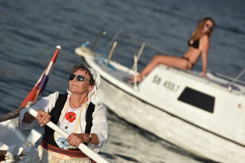 Tradicionalna ženska regata gajeta na vesla u Krapnju