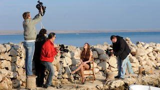 Zadar, 140111
Manekenka Ava Karabatic i zadarski voditelj Igor Jelenic Toto glumili su zaljubljeni par u spotu za pjesmu “Kad si otisla ti” zadarskih pjevaca Bepa Matesica i Davida Ricova. Spot je sniman u staroj lucici na otoku Viru.
Foto : Andrija Lucic