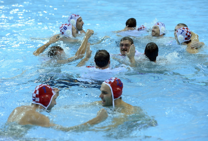 London, 120812.
Vaterpolo Arena.
Hrvatska muska vaterpolo reprezentacija igra finalnu utakmicu protiv Italije tijekom Olimpijskih Igara u Londonu.
Na fotografiji: Hrvatska je osvojila zlatnu medalju.
Foto: Drago Sopta / CROPIX London, 120812.
Vaterpolo Arena.
Hrvatska muska vaterpolo reprezentacija igra finalnu utakmicu protiv Italije tijekom Olimpijskih Igara u Londonu.
Na fotografiji: Hrvatska je osvojila zlatnu medalju.
Foto: Drago Sopta / CROPIX
