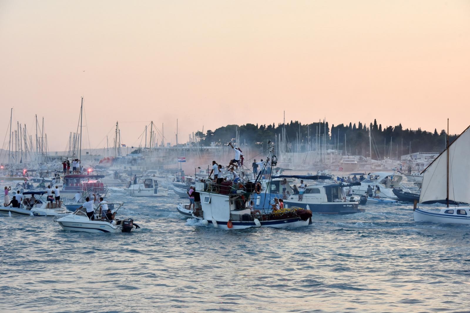 Split dostojanstveno na posljednju plovidbu ispratio legendu Olivera Dragojevića
