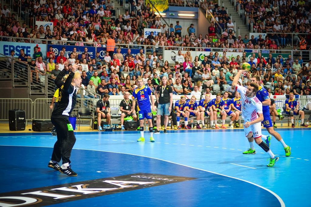 U doista sjajnoj atmosferi koju je stvorilo oko 5000 navijača iz cijele Hrvatske, naši su rukometni reprezentativci remizirali sa Švedskom i to s rezultatom 25-25. Bila je to ‘kaubojima’ pretposljednja pripremna utakmica uoči Olimpijskih igara