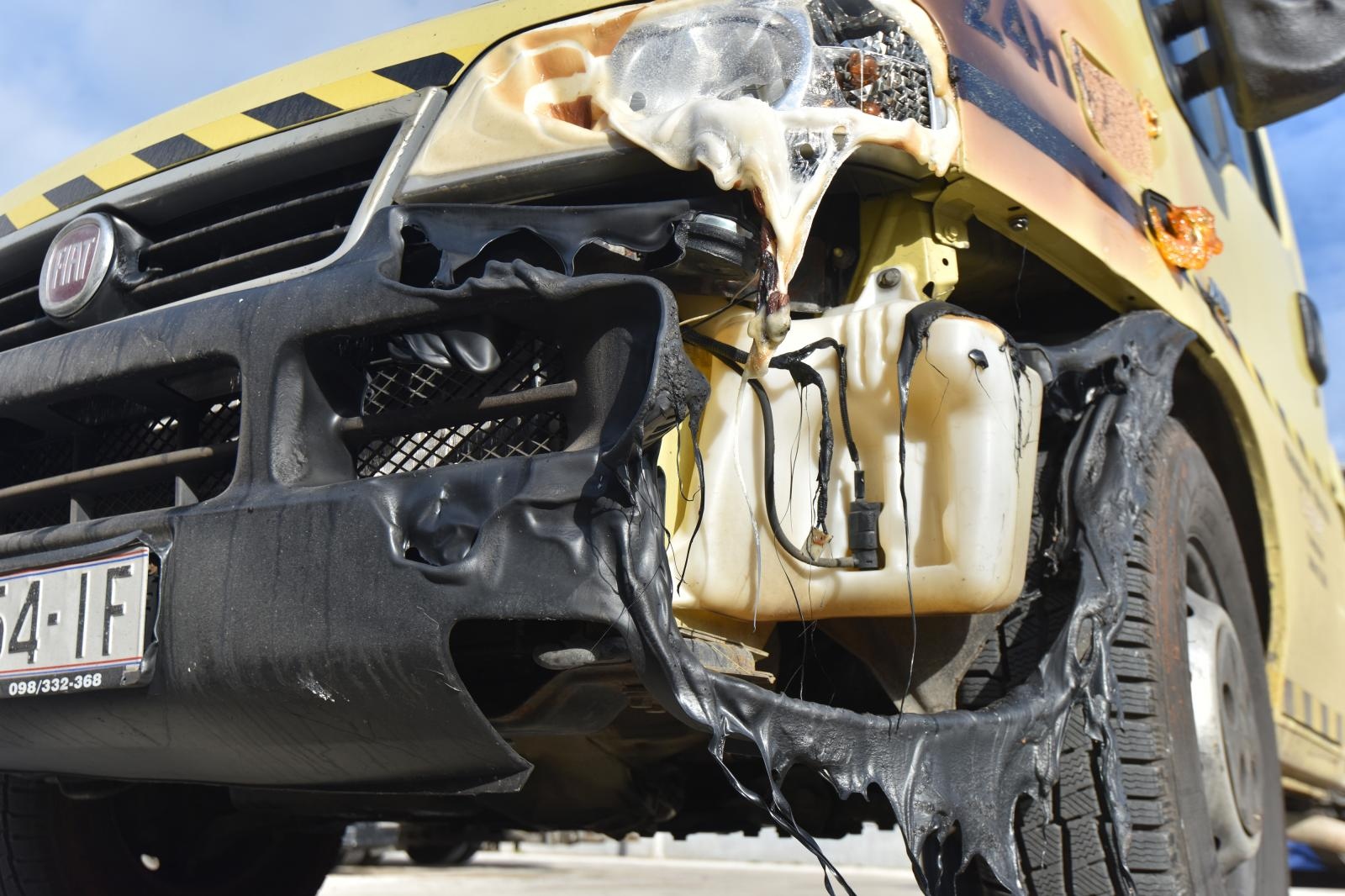 Vučnoj službi Deur na parkingu izgorjela dva vozila