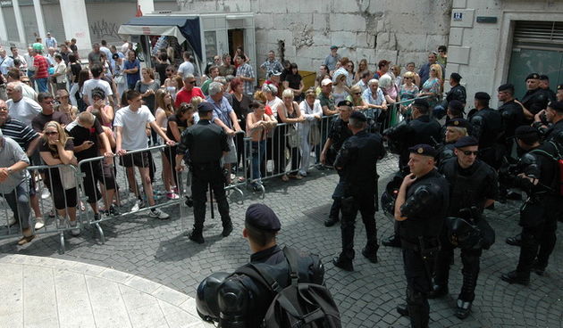 Split, 110611.
U Splitu se po prvi put odrzava Gay Pride koji organiziraju udruge Kontra, Iskorak i Domine. Povorka ponosa LGBT, prva izvan Zagreba, prolazi od Djardina preko Marmontove ulice i Rive do Peristila gdje je predvidjen prigodni programa.
Na sl