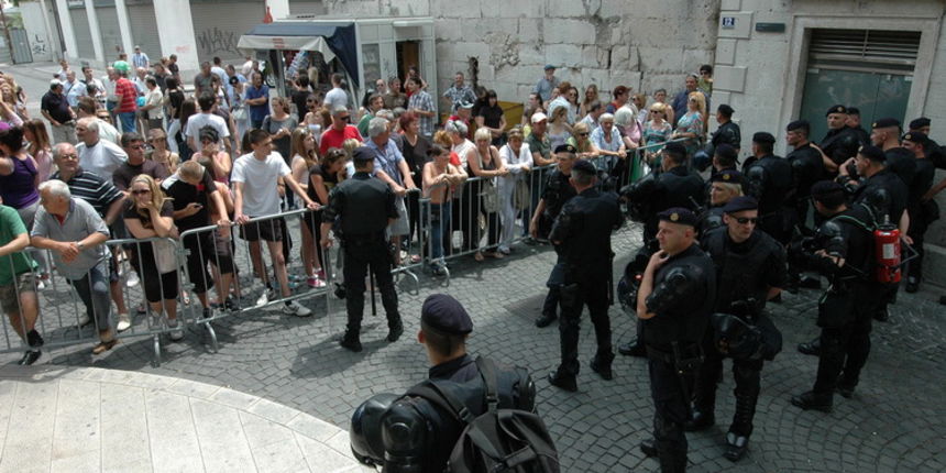 Split, 110611.
U Splitu se po prvi put odrzava Gay Pride koji organiziraju udruge Kontra, Iskorak i Domine. Povorka ponosa LGBT, prva izvan Zagreba, prolazi od Djardina preko Marmontove ulice i Rive do Peristila gdje je predvidjen prigodni programa.
Na sl Split, 110611.
U Splitu se po prvi put odrzava Gay Pride koji organiziraju udruge Kontra, Iskorak i Domine. Povorka ponosa LGBT, prva izvan Zagreba, prolazi od Djardina preko Marmontove ulice i Rive do Peristila gdje je predvidjen prigodni programa.
Na sl