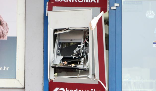 Karlovac: u noći raznijeli bankomat Karlovačke banke