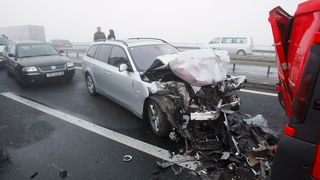 Zagreb, 161111.
Zagrebacka obilaznica, smjer istok, na mostu prije cvora Ivanja Reka, u jutrosnjoj magli oko 7 i 30 sati , sudarilo se dvadesetak automobila, a ozlijedjeno je vise osoba.
Foto: Goran Mehkek / Cropix