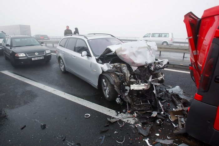 Zagreb, 161111.
Zagrebacka obilaznica, smjer istok, na mostu prije cvora Ivanja Reka, u jutrosnjoj magli oko 7 i 30 sati , sudarilo se dvadesetak automobila, a ozlijedjeno je vise osoba.
Foto: Goran Mehkek / Cropix