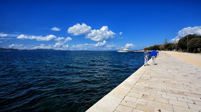 Skitnja gradom by Roberto Lerga