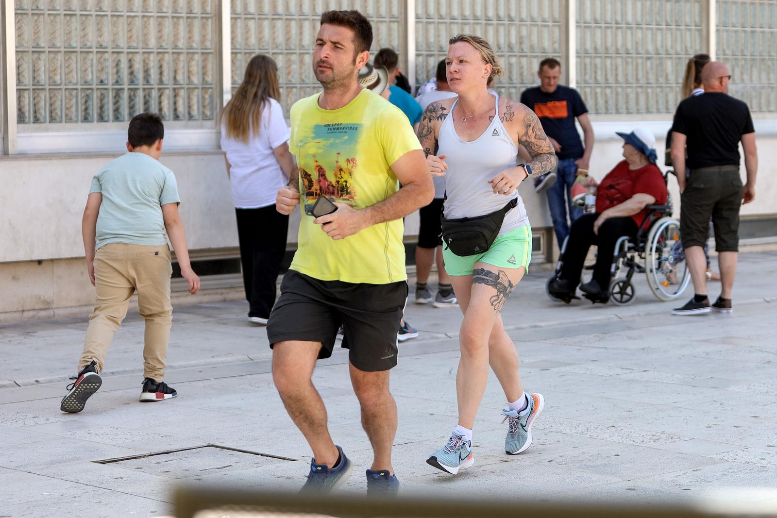 Sunčana nedjelja: Domaći i turisti na ulicama grada Sunčana nedjelja: Domaći i turisti na ulicama grada