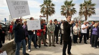 Ispred zgrade Općine Vir održan je prosvjed mještana i udruge Vir bez podjela na kojem su okupljeni izrazili svoje nezadovoljstvo politikom aktualne vlasti.  Photo: Dino Stanin/PIXSELL