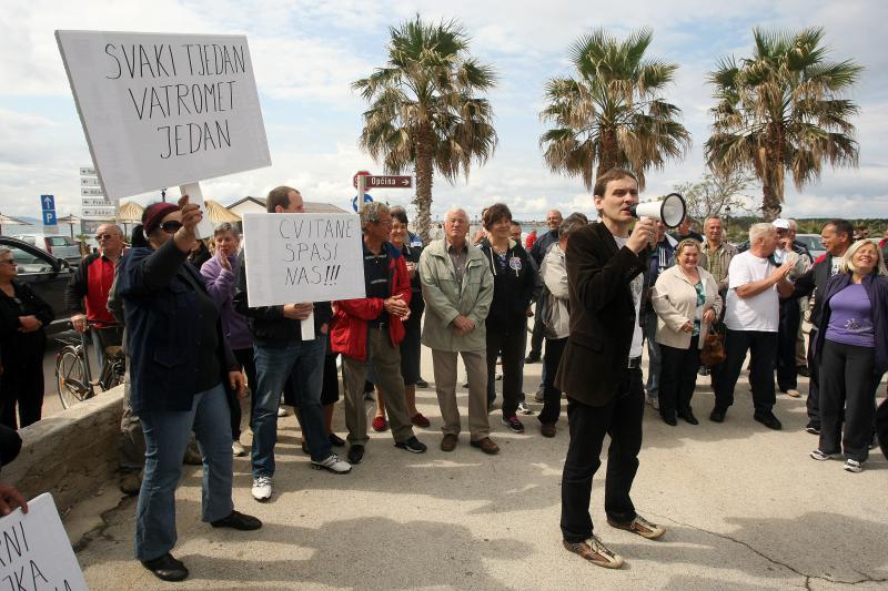 Ispred zgrade Općine Vir održan je prosvjed mještana i udruge Vir bez podjela na kojem su okupljeni izrazili svoje nezadovoljstvo politikom aktualne vlasti.  Photo: Dino Stanin/PIXSELL