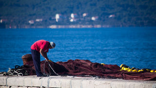Ribar krpa mrižu svoju (foto:Saša Čuka) Ribar krpa mrižu svoju (foto:Saša Čuka)