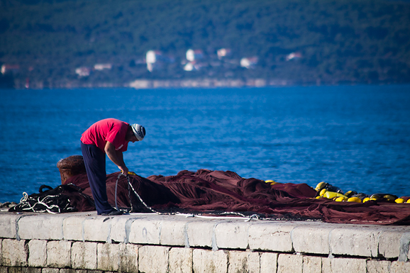 Ribar krpa mrižu svoju (foto:Saša Čuka) Ribar krpa mrižu svoju (foto:Saša Čuka)
