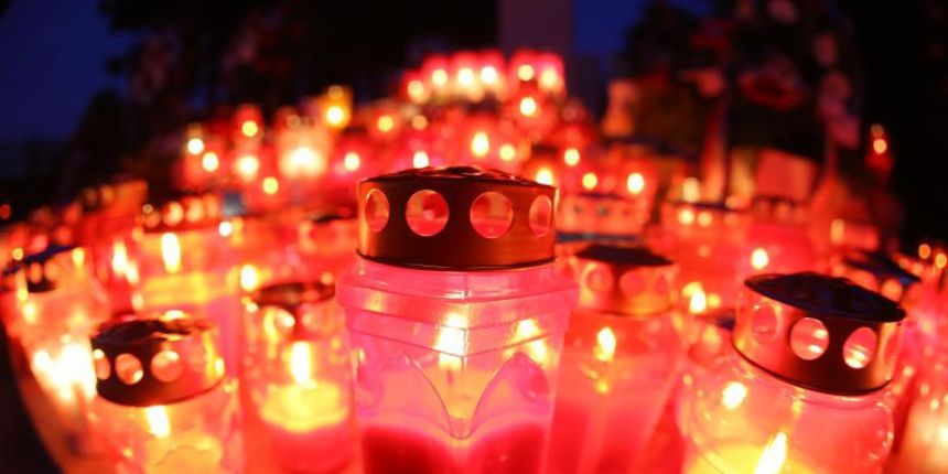 Na Gradskom groblju gradjani se prisjecaju svojih najbliznjih koji vise nisu s njima, a na centralnom dijelu zapaljene su svijece za sve stradale u Domovinskom ratu. Photo: Filip Brala/PIXSELL Na Gradskom groblju gradjani se prisjecaju svojih najbliznjih koji vise nisu s njima, a na centralnom dijelu zapaljene su svijece za sve stradale u Domovinskom ratu. Photo: Filip Brala/PIXSELL