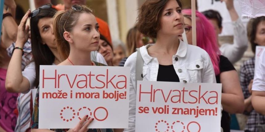 Skup podrške cjelovitoj kurikularnoj reformi “Hrvatska može bolje” na zadarskom Narodnom trgu. Photo. Dino Stanin/PIXSELL Skup podrške cjelovitoj kurikularnoj reformi “Hrvatska može bolje” na zadarskom Narodnom trgu. Photo. Dino Stanin/PIXSELL