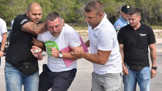 Okršaj kod Zrća: redari opet otjerali udrugu bivših ovisnika