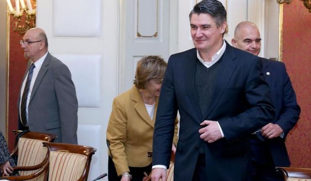 Zagreb – Izuzetno dobro raspolozeni ministri vrijeme prije pocetka sjednice Vlade proveli su medjusobno si cestitajuci na rezultatima izbora. Zoran Milanovic. Photo: Patrik Macek/PIXSELL