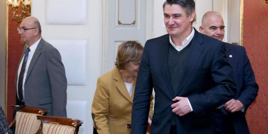 Zagreb – Izuzetno dobro raspolozeni ministri vrijeme prije pocetka sjednice Vlade proveli su medjusobno si cestitajuci na rezultatima izbora. Zoran Milanovic. Photo: Patrik Macek/PIXSELL