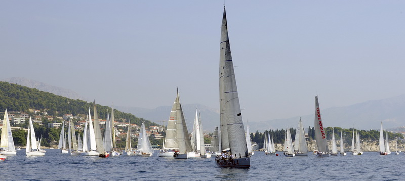Split, 240911.
Na 80.Mrduja jubilarnoj regati izislo 242 plovila u borbu za veliki trofej. Na startu vjetar nije bio naklonjen jedrilicarima pa su mnogi satima plutali u bonaci.
Na slici:  regata.
Foto: Jadran Babic / CROPIX