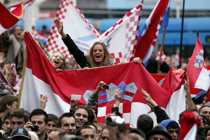 Zagreb, 161112.
Trg bana Jelacica.
Nakon oslobadjajuce presude i provedenih 7 i 5 godina u Haaskom pritvoru za hrvatske generale Antu Gotovinu i Mladena Markaca na zagrebackom glavnom trgu organiziran je velicanstven docek . Oko 16 sati skupilo se desetak