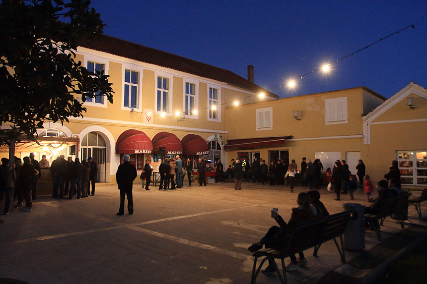 Bibinje: Božićni sajam na Trgu Franje Tuđmana Bibinje: Božićni sajam na Trgu Franje Tuđmana