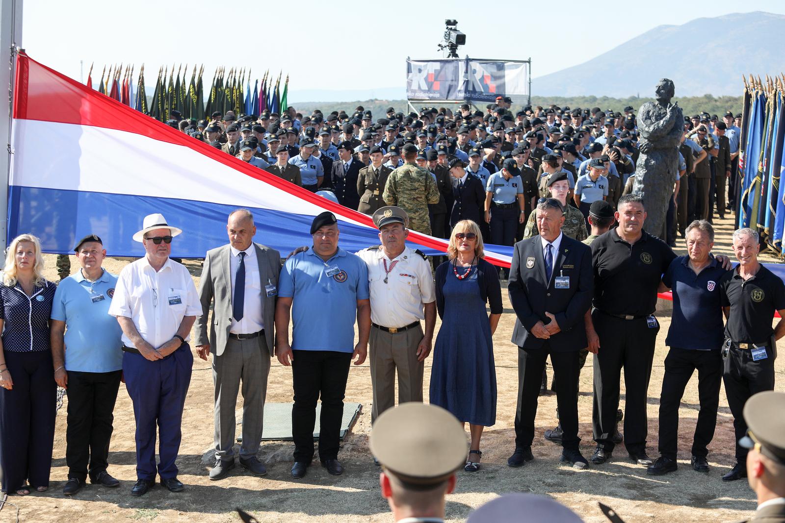 Dan pobjede i domovinske zahvalnosti, Knin: Podizanje zastave Dan pobjede i domovinske zahvalnosti, Knin: Podizanje zastave