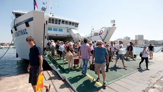 Zadar, 220612
Mnogi su iskoristili praznike kako bi povezali produzeni vikend i otisli na more pa je tako danas u zadarskoj trajektnoj luci pojacan promet.
Na fotografiji: detalj iz trajektne luke
Foto: Luka Gerlanc / CROPIX Zadar, 220612
Mnogi su iskoristili praznike kako bi povezali produzeni vikend i otisli na more pa je tako danas u zadarskoj trajektnoj luci pojacan promet.
Na fotografiji: detalj iz trajektne luke
Foto: Luka Gerlanc / CROPIX