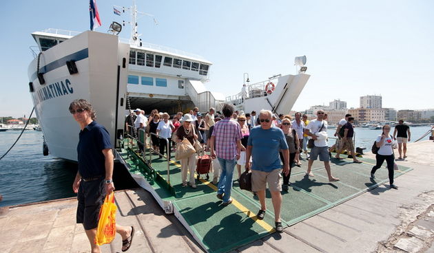 Zadar, 220612
Mnogi su iskoristili praznike kako bi povezali produzeni vikend i otisli na more pa je tako danas u zadarskoj trajektnoj luci pojacan promet.
Na fotografiji: detalj iz trajektne luke
Foto: Luka Gerlanc / CROPIX