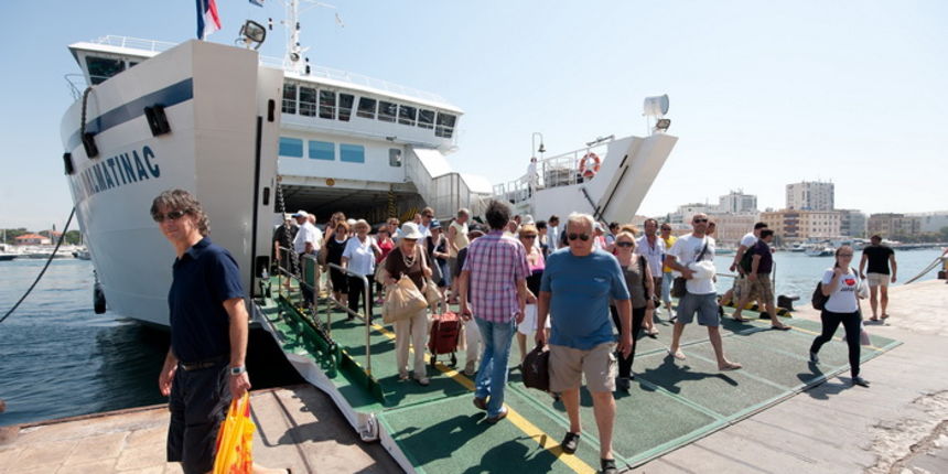 Zadar, 220612
Mnogi su iskoristili praznike kako bi povezali produzeni vikend i otisli na more pa je tako danas u zadarskoj trajektnoj luci pojacan promet.
Na fotografiji: detalj iz trajektne luke
Foto: Luka Gerlanc / CROPIX Zadar, 220612
Mnogi su iskoristili praznike kako bi povezali produzeni vikend i otisli na more pa je tako danas u zadarskoj trajektnoj luci pojacan promet.
Na fotografiji: detalj iz trajektne luke
Foto: Luka Gerlanc / CROPIX