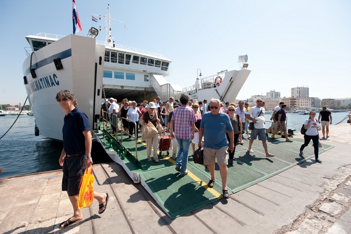Zadar, 220612
Mnogi su iskoristili praznike kako bi povezali produzeni vikend i otisli na more pa je tako danas u zadarskoj trajektnoj luci pojacan promet.
Na fotografiji: detalj iz trajektne luke
Foto: Luka Gerlanc / CROPIX Zadar, 220612
Mnogi su iskoristili praznike kako bi povezali produzeni vikend i otisli na more pa je tako danas u zadarskoj trajektnoj luci pojacan promet.
Na fotografiji: detalj iz trajektne luke
Foto: Luka Gerlanc / CROPIX
