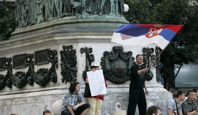 Beograd, 260511. 
Prosvjed na Trgu Republike u Beogradu zbog uhicenja
najtrazenijeg ratnog zlocinca Ratka Mladica. Uhicen je danas u jutarnjim satima u Ulici Vuka Karadzica, u Lazarevu kraj Zrenjanina.  
Foto: Vlado Kos / CROPIX