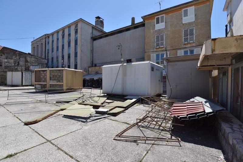 Zadar: Zbog početka radova na izgradnji TIC-a, zakupci javne površine sele na novu lokaciju, foto: Dino Stanin/PIXSELL Zadar: Zbog početka radova na izgradnji TIC-a, zakupci javne površine sele na novu lokaciju, foto: Dino Stanin/PIXSELL