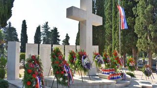 Povodom Dana pobjede kod središnjeg križa na Gradskom groblju položeni vijenci Povodom Dana pobjede kod središnjeg križa na Gradskom groblju položeni vijenci