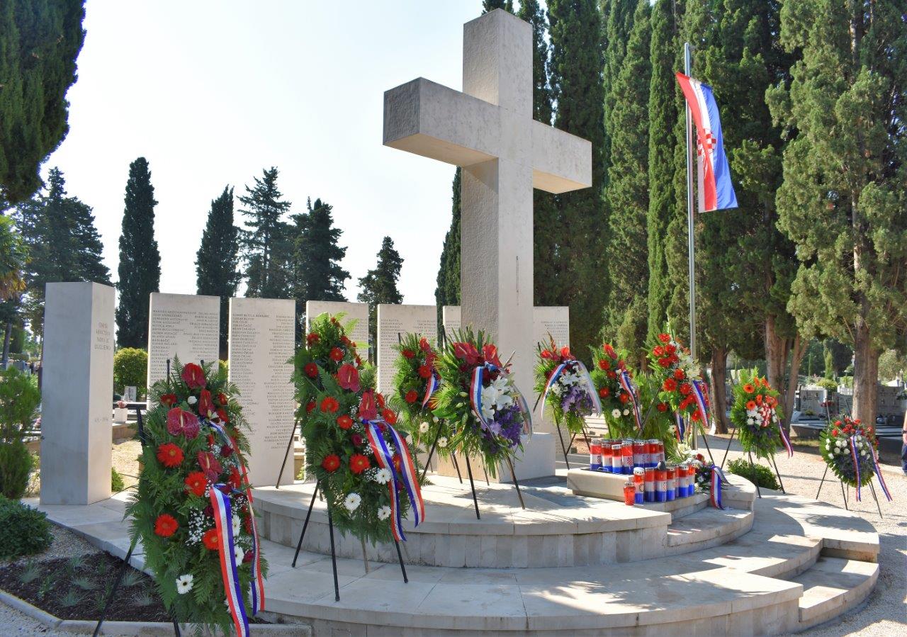 Povodom Dana pobjede kod središnjeg križa na Gradskom groblju položeni vijenci Povodom Dana pobjede kod središnjeg križa na Gradskom groblju položeni vijenci